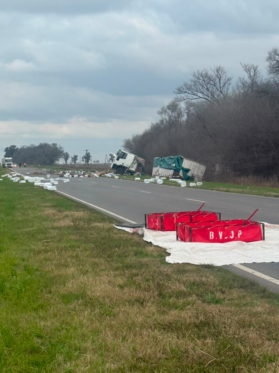 Vuelco de un camión con fitosanitarios movilizó un amplio operativo en la Ruta Provincial 3