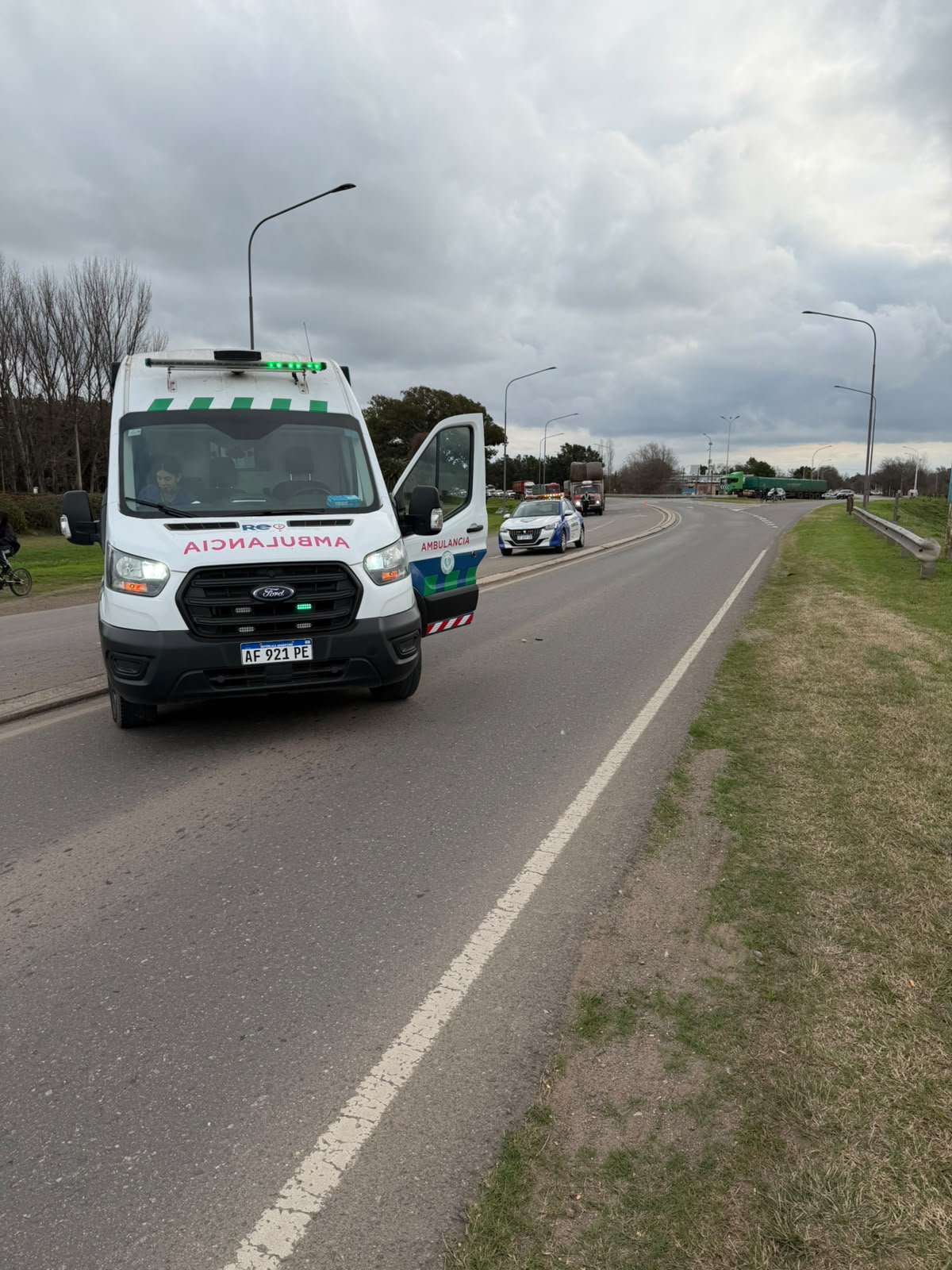 Mujer herida tras una caída de moto en Ruta 6 y Circunvalación 