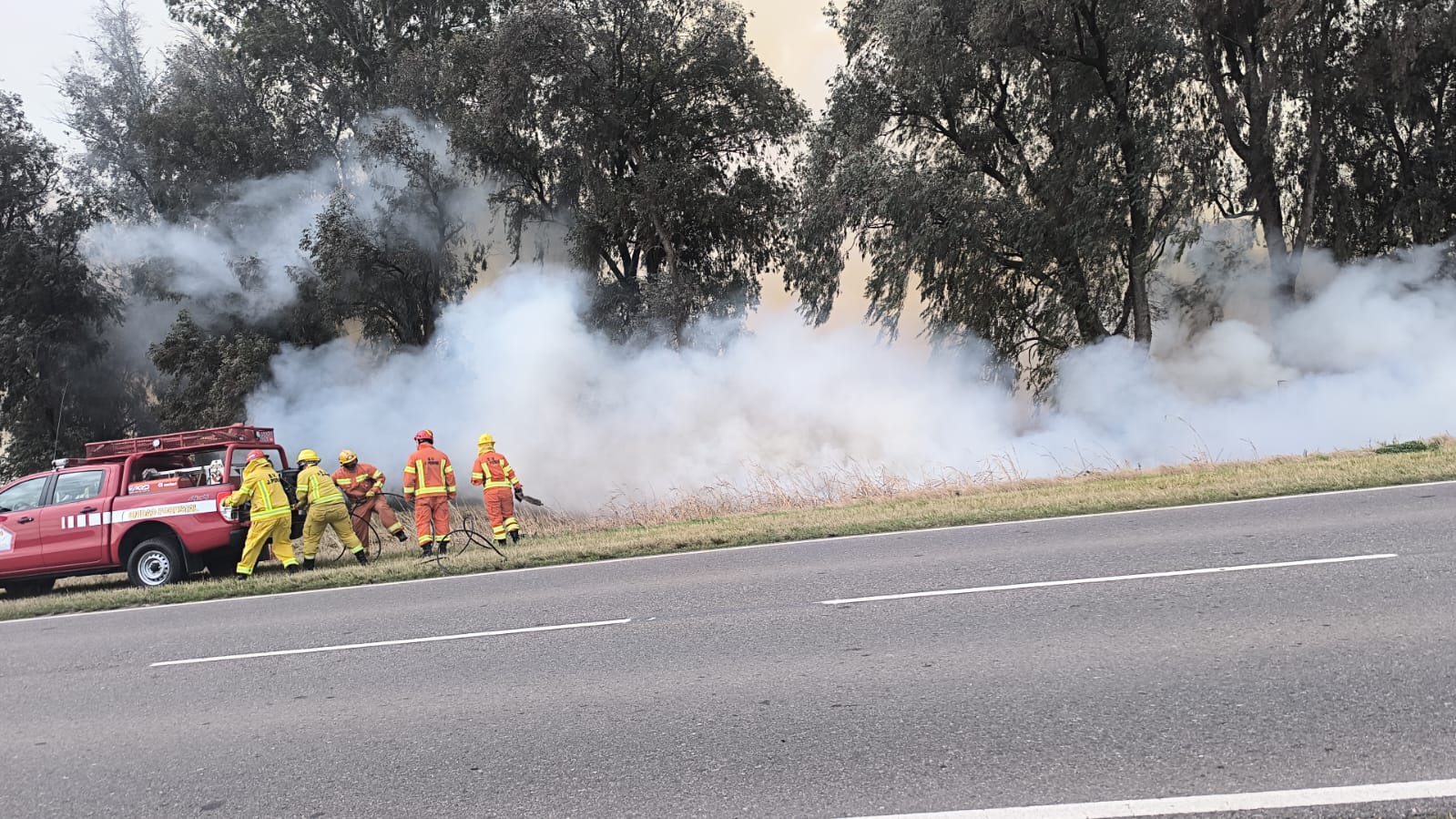 Incendio de pastizales cerca del cruce de las rutas 3 y 6