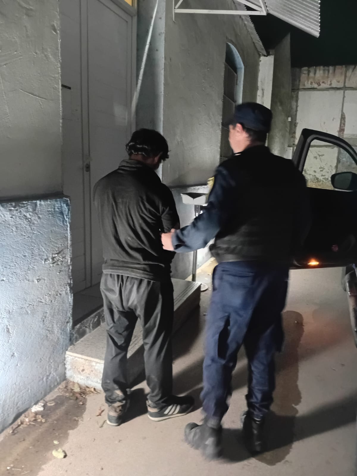 Encontraron a un hombre en el patio de una vivienda y fue aprehendido 