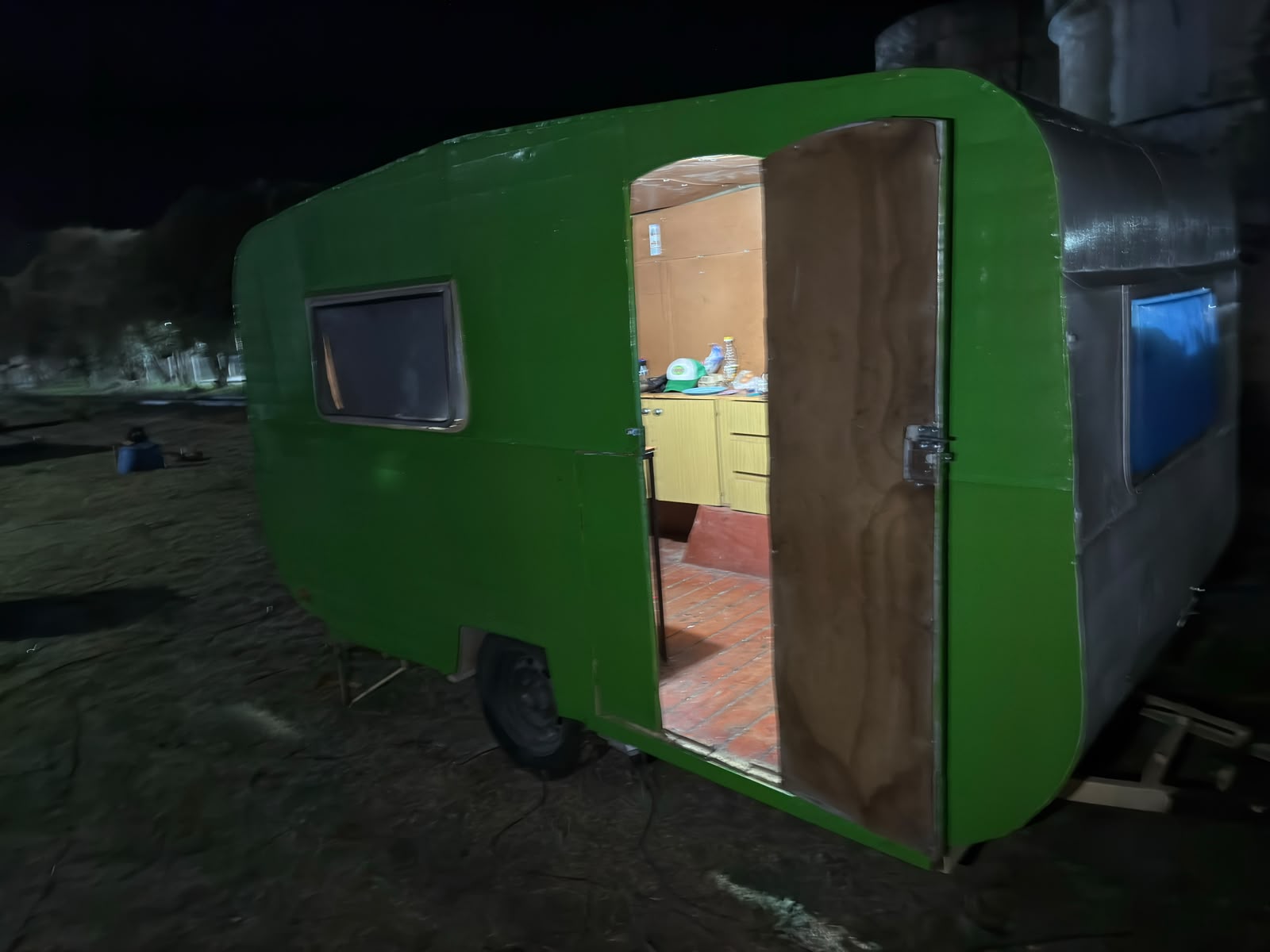 Aprehendieron a un hombre tras ingresar a una casilla del circo Roland mientras un joven dormía